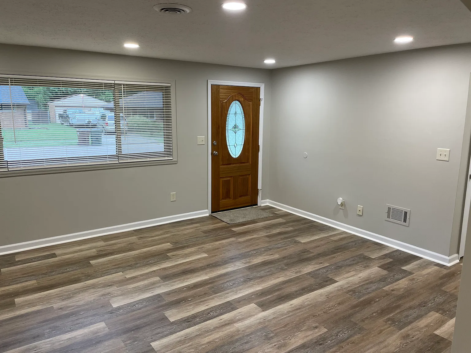 3 bed, 1080 sqft, $1,800 — Photo 2