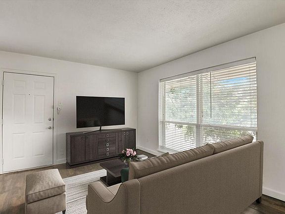2nd image of 1701 W Oak St #9d2c2aaa6