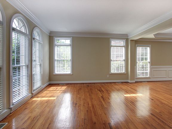 2nd image of 4009 Cambridge Hill Ln