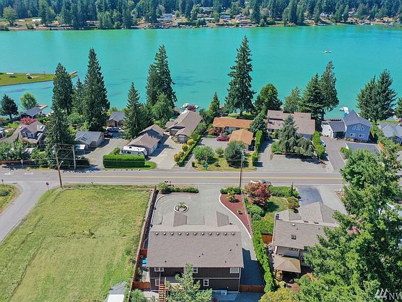 Enjoy these soaring lake views! Less than 1 min to private park with boat launch.