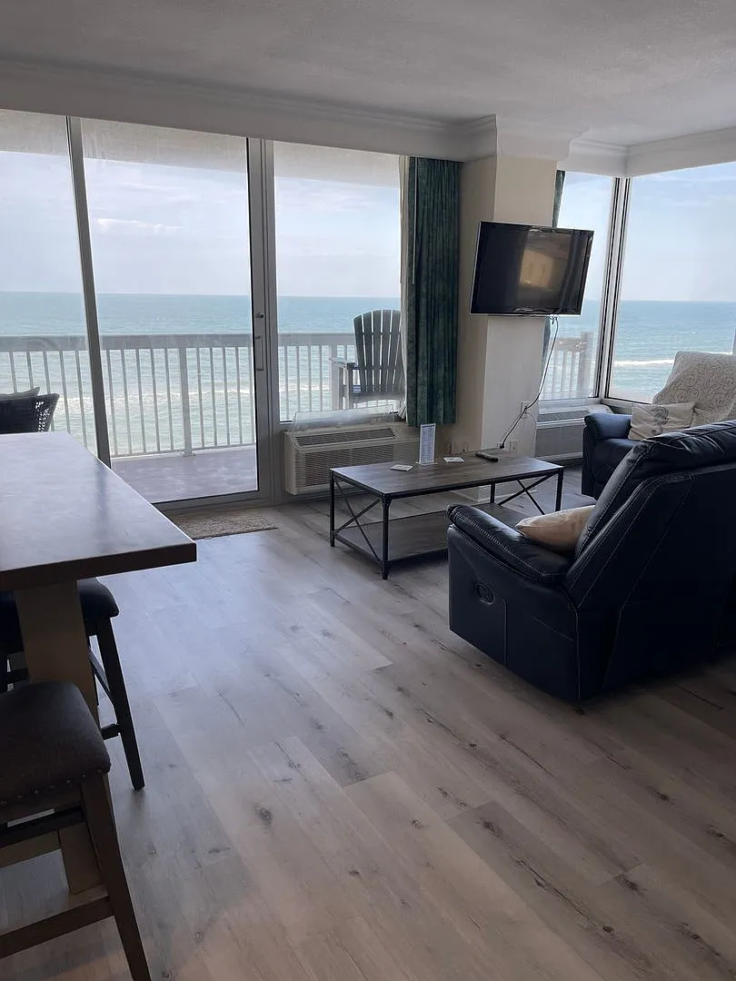Oceanfront Corner View Condo - Best View & Wake Up To The Oceanview From Bed! Deposit-Free Rentin... — Photo 2