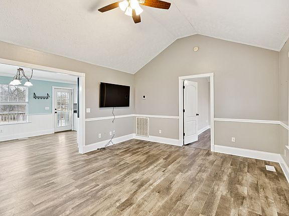 3rd image of 106 Hereford Ct