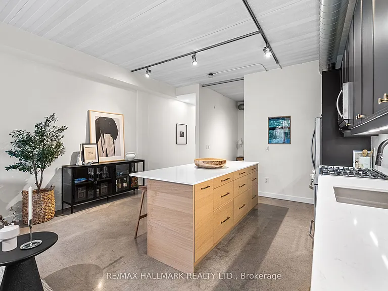 747 Queen St E #202 — Photo 8