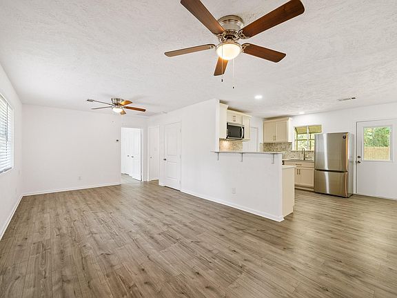 5th image of 61 Hicks Loop W