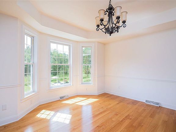5th image of 569 Grand Ave