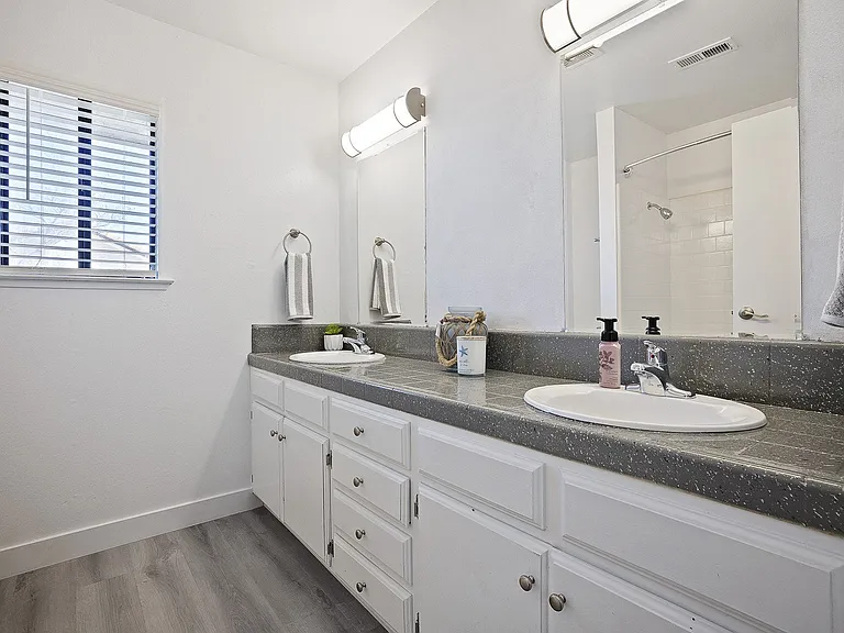 Riverwoods Apartments — Photo 19