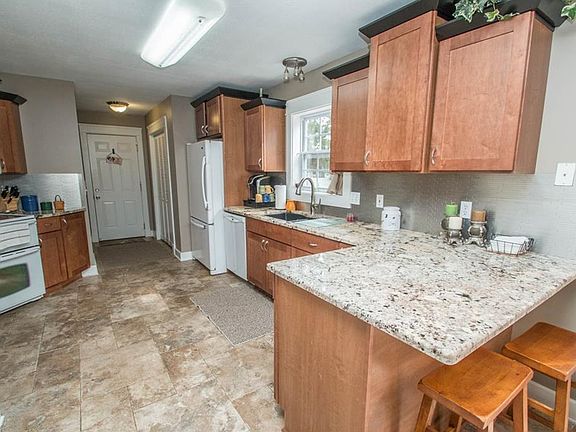 2nd image of 825 Idlewood Ave