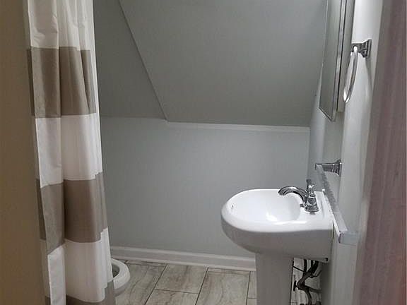 5th image of 718 Richmond St #B