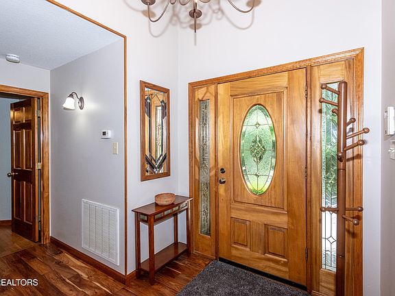 5th image of 720 Regent Ct