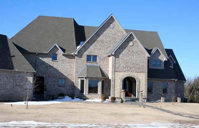 2nd image of 2915 Amos Becker Rd