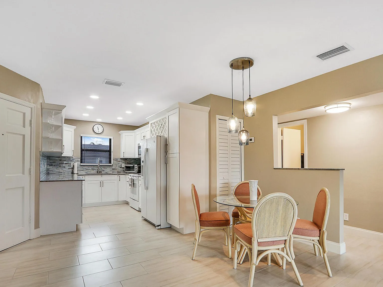 2 bed, 2.0 bath, 1063 sqft, $6,000 — Photo 4