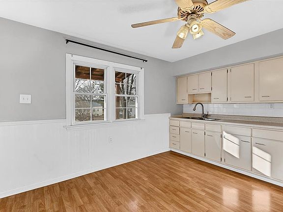 3rd image of 220 Saint Luke Dr