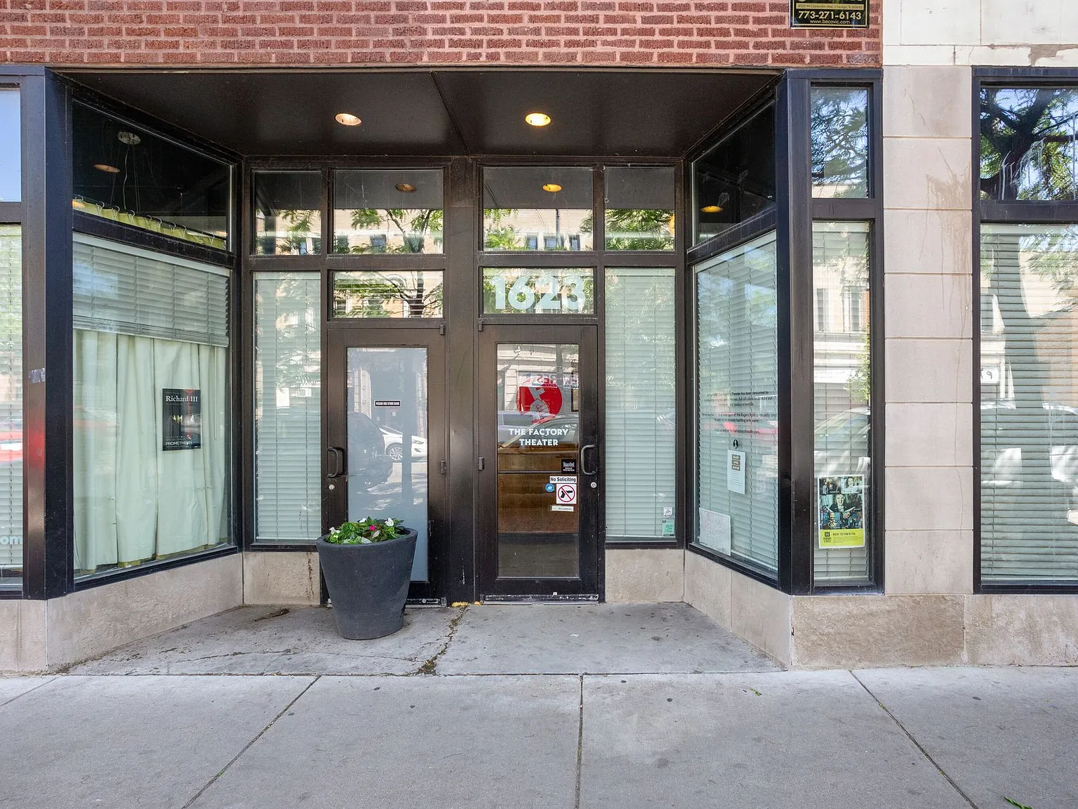 1625 W Howard St — Photo 1