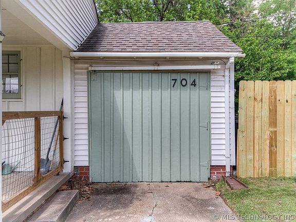 4th image of 704 N Knoxville Ave