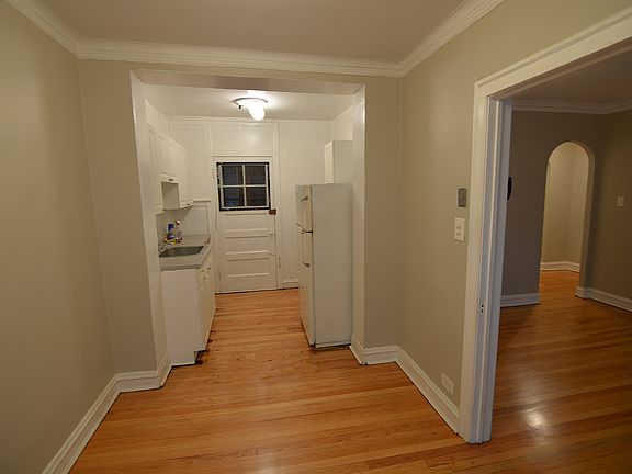4th image of 1431 W Carmen Ave APT 1B