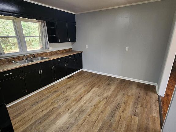 4th image of 211 Laurel St