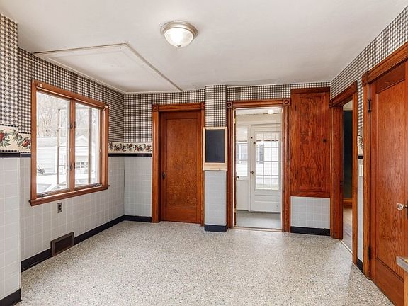3rd image of 46 Ward St