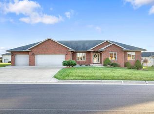 9486 Ginger Dr, Peosta, IA 52068