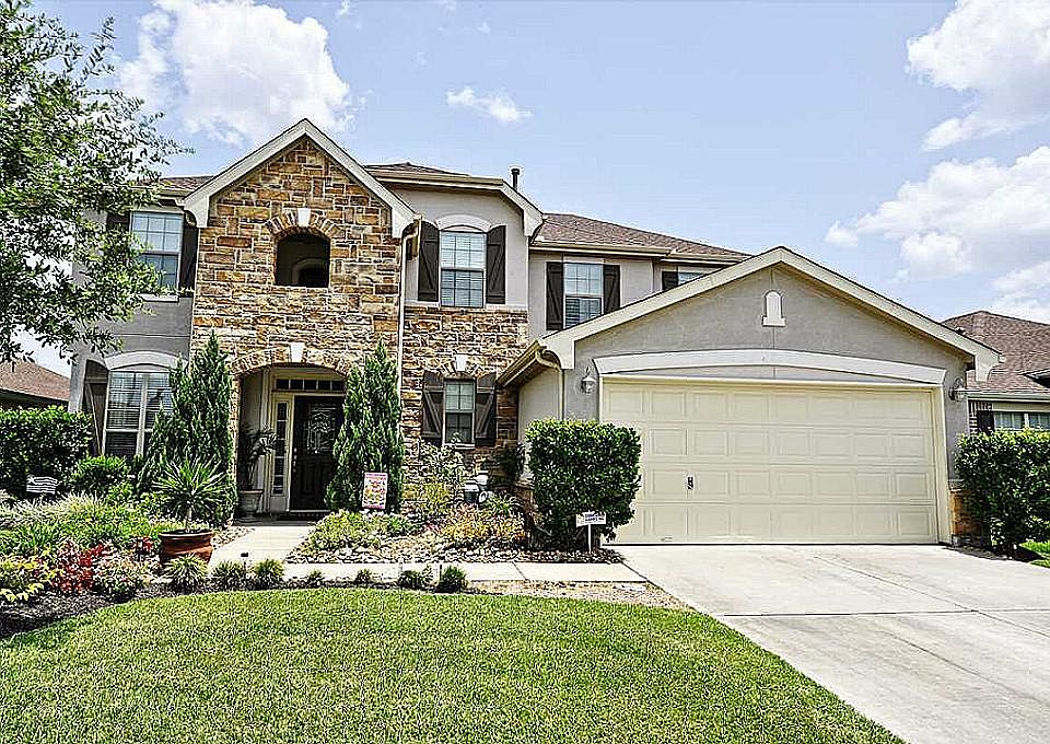 Stucco & rock front! Maintenance free & energy efficient! Large rooms! Many upgrades with this home!