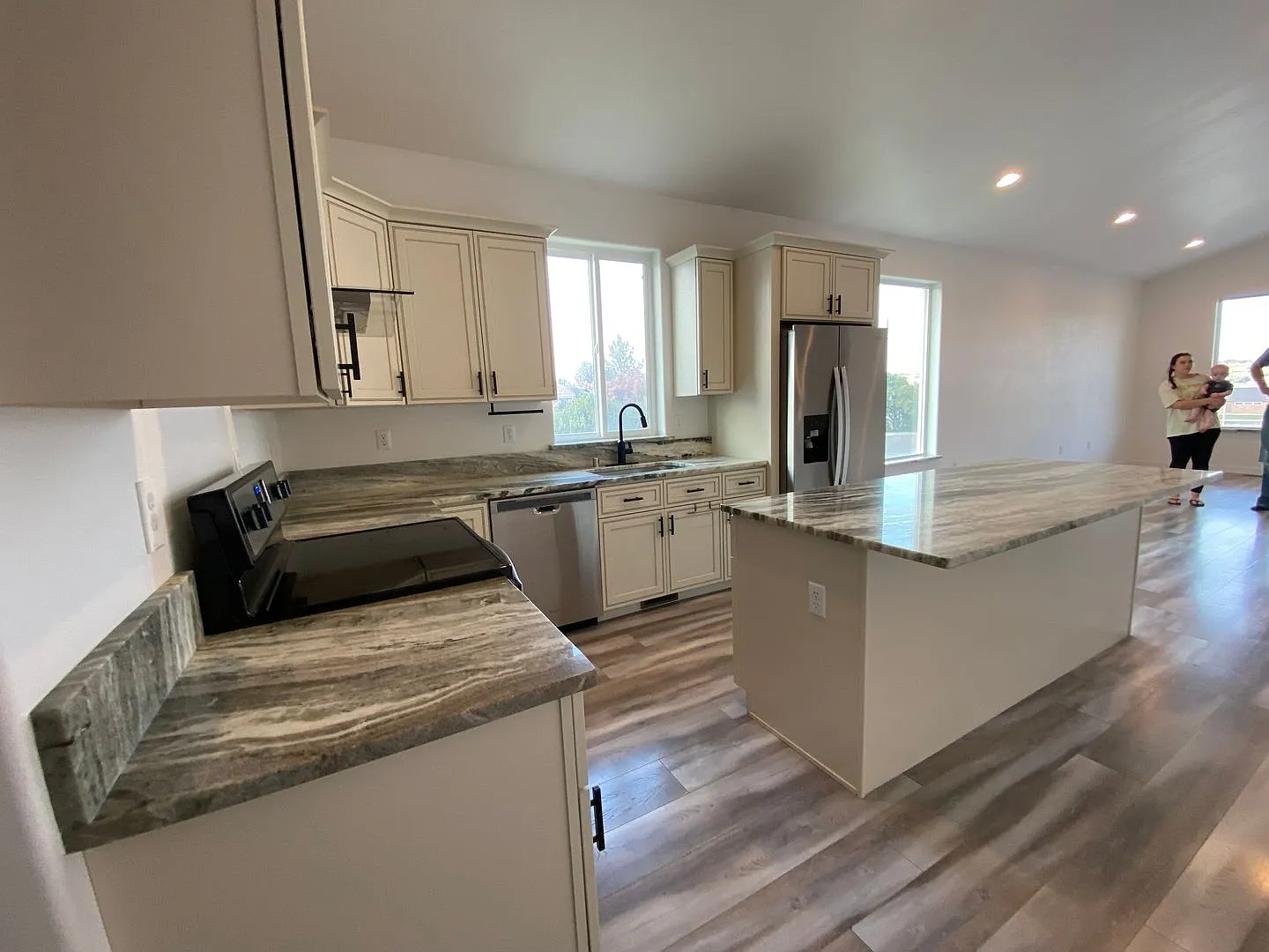 Nearly new 2 bedroom with garage — Photo 4