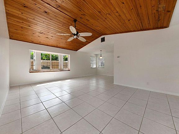 4th image of 904 NE 8th Ave