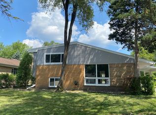 2726 Hawthorn Ln, Wilmette, IL