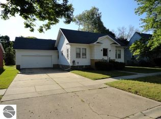 604 Jackson St, Clare, MI 48617