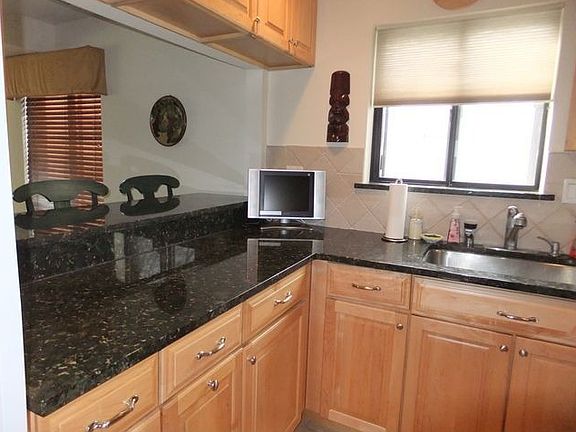 Fabulous Granite Kitchen/ Extra Cabinets!