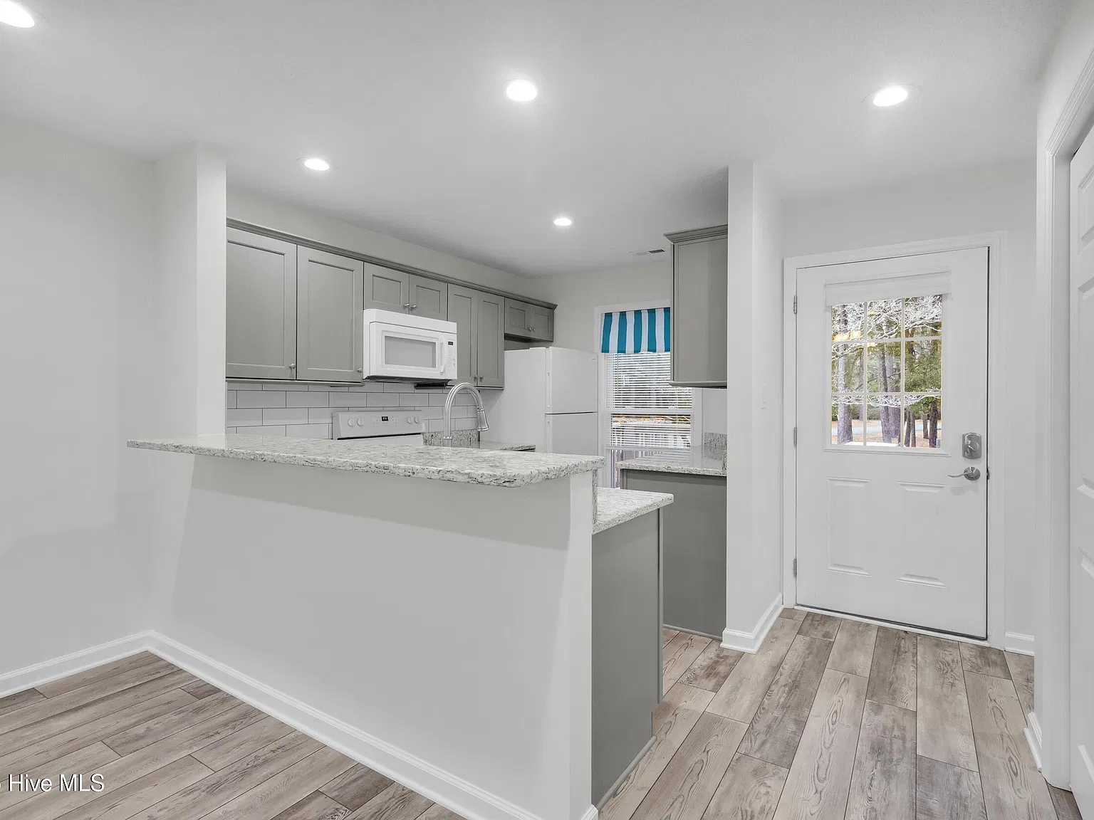 2 bed, 2.0 bath, 1111 sqft, $1,750 — Photo 3