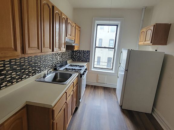 2nd image of 991 Carroll St APT D2