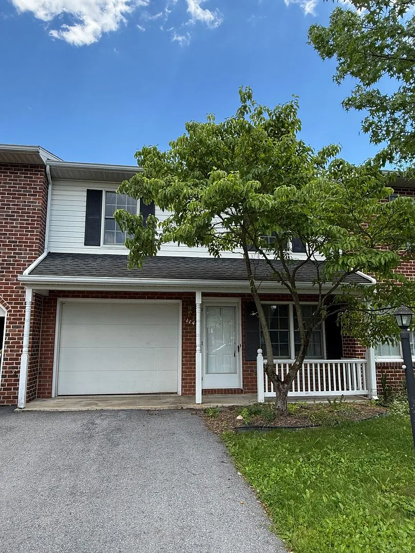 3-Bedroom | 2.5-Bathroom Townhome - Attached Garage — Photo 1
