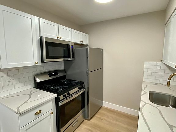 3rd image of 910 Torero Ln #A
