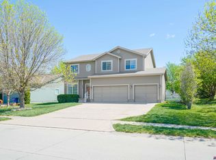 1605 Lakewood Dr, Papillion, NE 68046