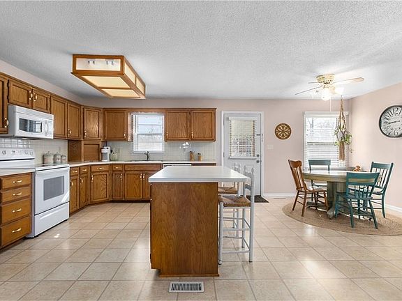 2nd image of 109 NW Redwing Dr
