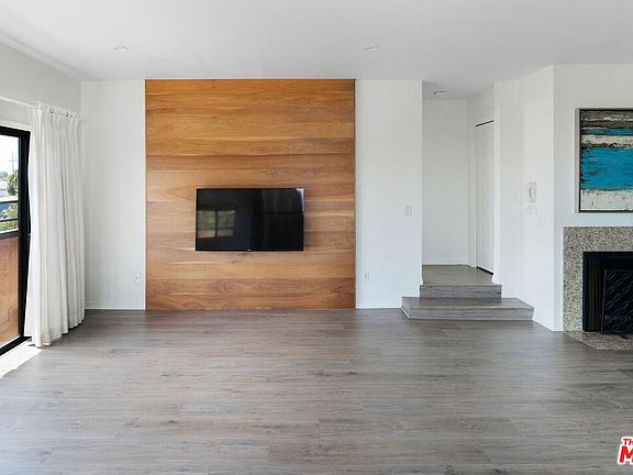 2nd image of 817 10th St Unit 205