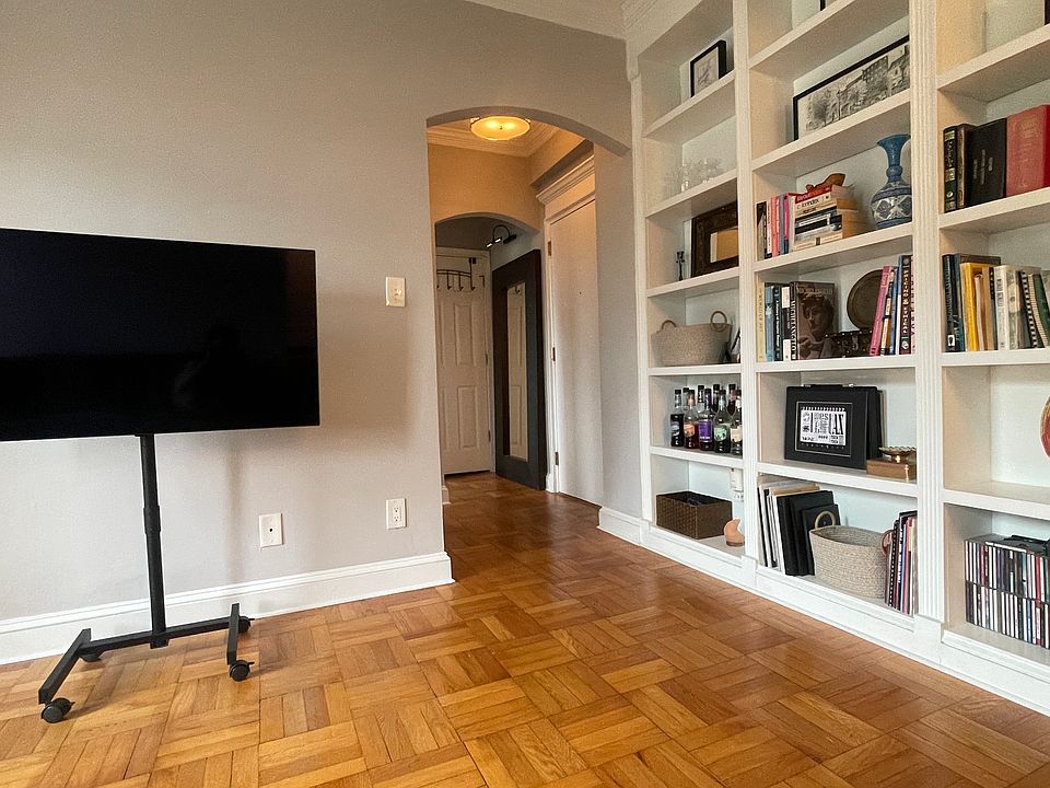 Living room facing the entrance.