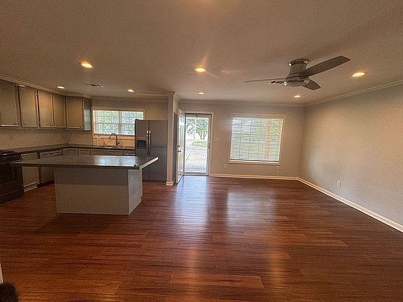 5th image of 2727 Lakeshore Dr N