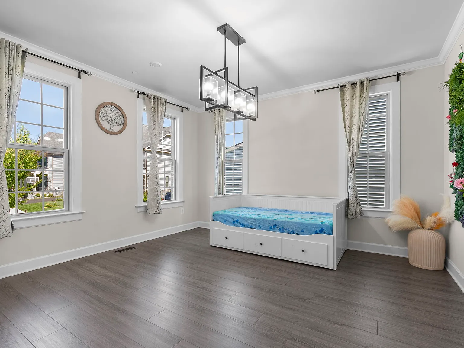 4 bed, 4.5 bath, 4448 sqft, $5,400 — Photo 4