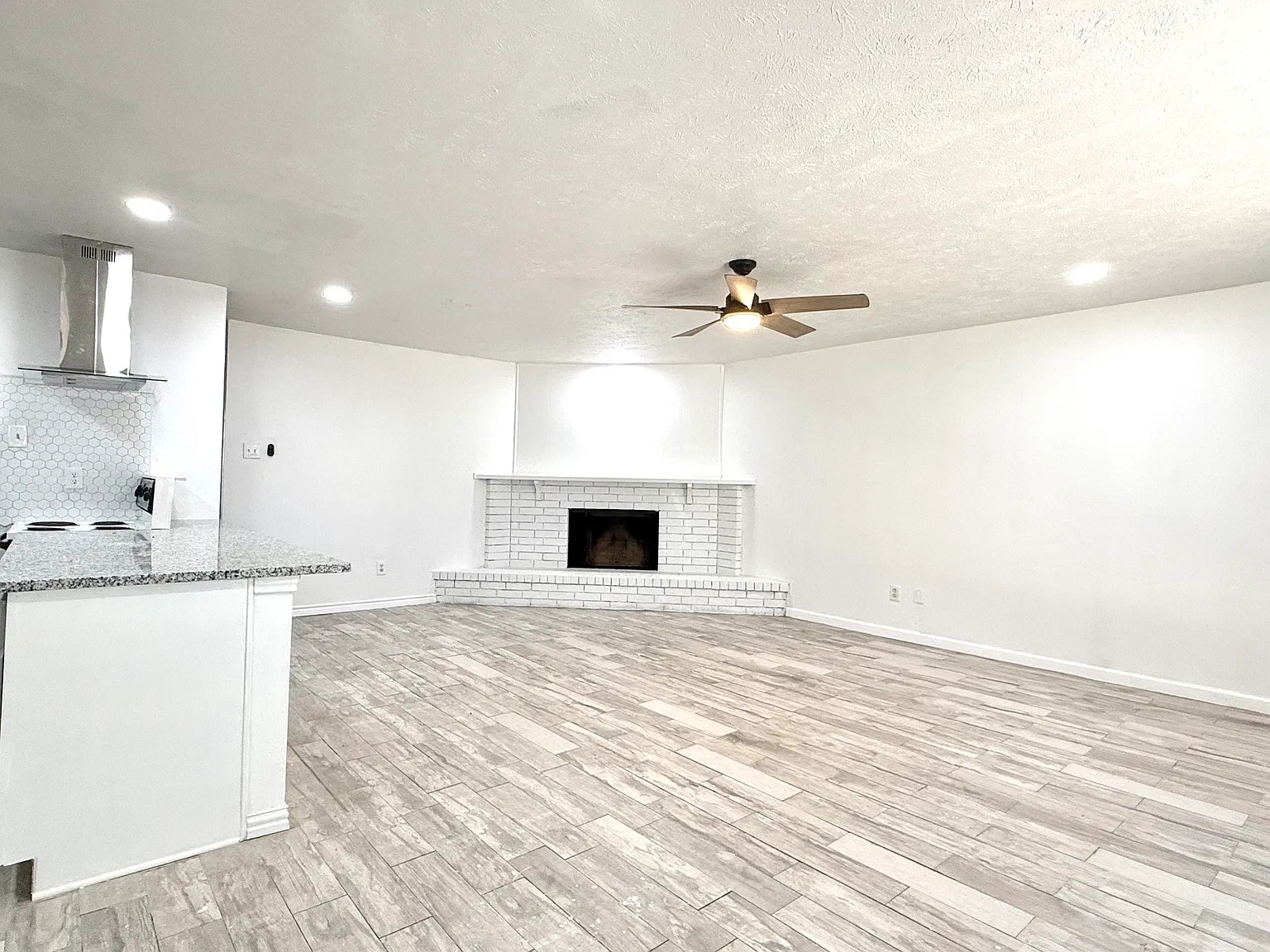 4 bed, 1333 sqft, $2,300 — Photo 2