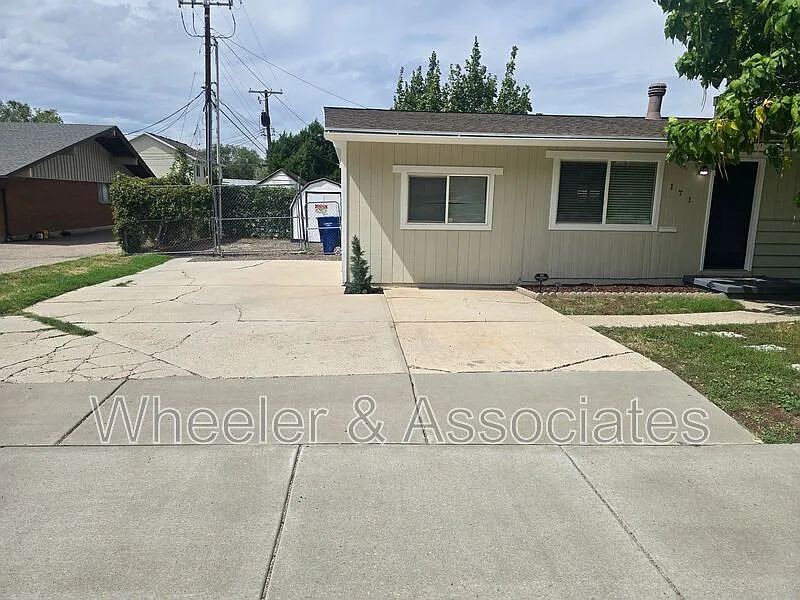 4 bed, 1.0 bath, 1200 sqft, $1,895 — Photo 2
