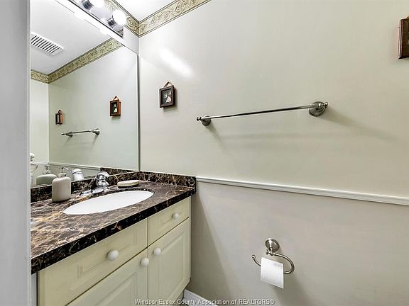 4th image of 35 Tania Cres #46