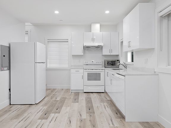 4th image of 2531 E 46th Ave