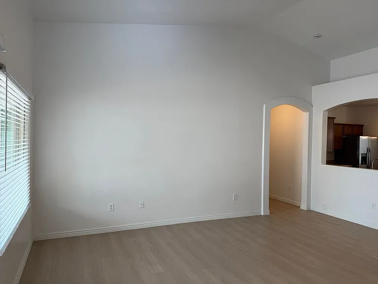 1682 E Fontana Dr — Photo 33