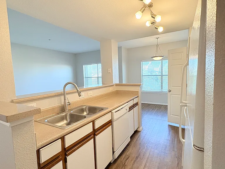 San Pedro Apartments — Photo 42