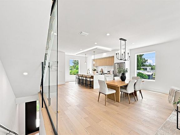 5th image of 310 W COLUMBUS DRIVE #8