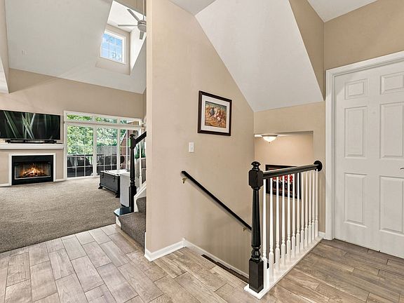 3rd image of 55 Lakebreeze Ct