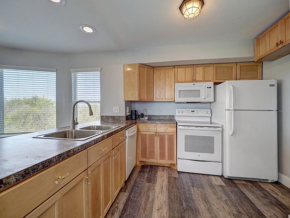 4th image of 210 Causeway St