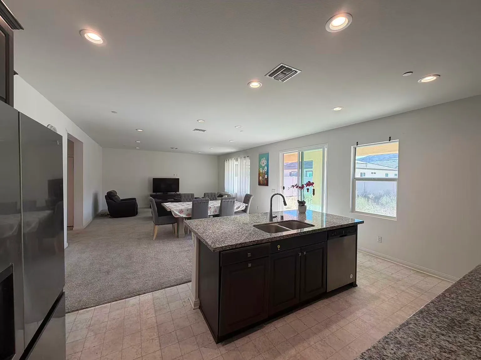 7 bed, 3245 sqft, $3,800 — Photo 3