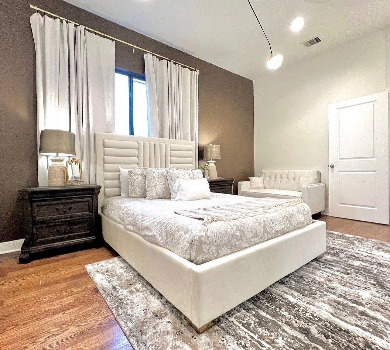 3 bed, 2555 sqft, $3,999 — Photo 3