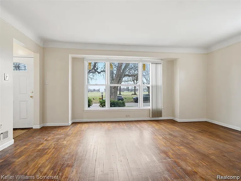 20271 Grandville Ave — Photo 3